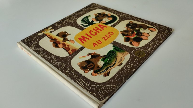 Tweedehands boek: Micha au Zoo van auteur Jiri Trnka & Josef Menzel - Franstalige hardcover, kaft met duidelijke gebruikssporen en lichte slijtage langs randen en hoeken. Binnenwerk compleet met lichte ouderdomsvlekjes (foxing). In goede staat.