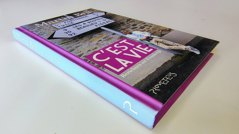 Tweedehands boek: C'est la vie van auteur Martin Bril - Hardcover oogt als nieuw, maar met 1 ezelsoor, binnenwerk verder onbeschreven en netjes.