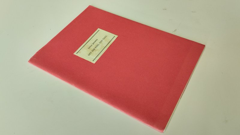 Tweedehands boek: Met een keel van Taal van auteur Leins Janema - schrijving: Nederlandstalige uitgave in omslag, nette staat met lichte gebruikssporen aan kaft. Binnenwerk schoon en compleet. Betreft een genummerd exemplaar uit een zeer kleine oplage (50 stuks + auteurs-exemplaren). De auteurs exmplaren zijn genummerd van I tot en met X. Dit werk heeft nummer V.