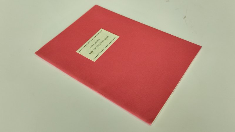 Tweedehands boek: Met een keel van Taal van auteur Leins Janema - Beschrijving: Nederlandstalige uitgave in omslag, nette staat met lichte gebruikssporen aan kaft. Binnenwerk schoon en compleet. Betreft een genummerd exemplaar uit een zeer kleine oplage (50 stuks + auteurs-exemplaren). De auteurs exemplaren zijn genummerd van I tot en met X. Dit werk heeft nummer II.