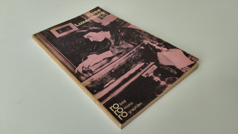 Tweedehands boek: Rosa Luxemburg van auteur Helmut Hirsch - Duitstalige paperback, lichte verkleuring en gebruikssporen aan kaft en pagina’s. Binnenwerk compleet, gesigneerd door Helmut Hirsch. Verder in nette, gelezen staat.