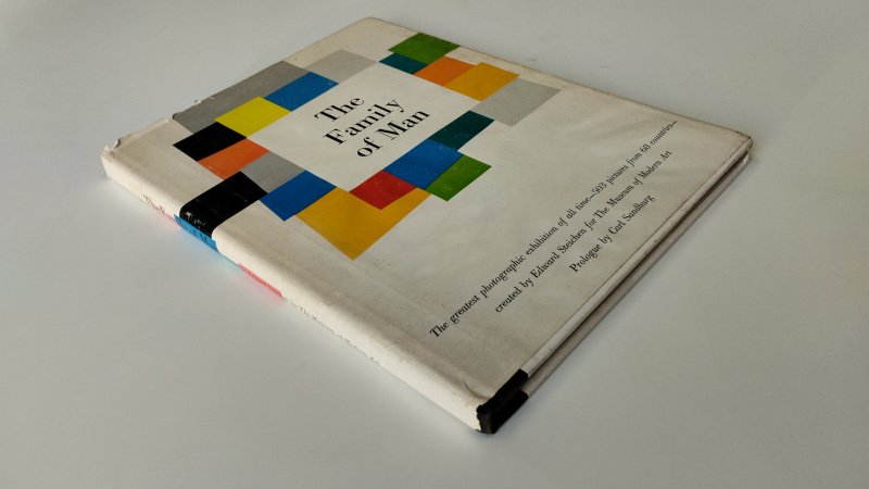 Tweedehands boek: The Family of Man van auteur Edward Steichen - Engelstalige hardcover met stofomslag, duidelijke slijtage en verkleuring aan stofomslag (randen beschadigd). Binnenwerk bij de binding lichte vochtschade, pagina’s licht verkleurd maar goed leesbaar. In redelijke staat