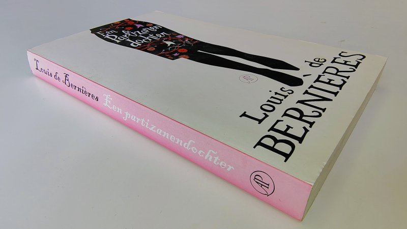 Tweedehands boek: Een partizanendochter van auteur Louis De Bernières, Frans van der Wiel - Paperback met rechte rug zonder leesvouwen. Rug verkleurd. Binnenwerk onbeschreven en netjes.