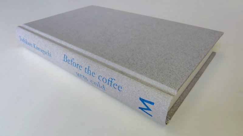 Tweedehands boek: Voordat de koffie koud wordt van auteur Toshikazu Kawaguchi - Hardcover zonder stofomslag. Binnenwerk onbeschreven en netjes. In zeer goede staat.