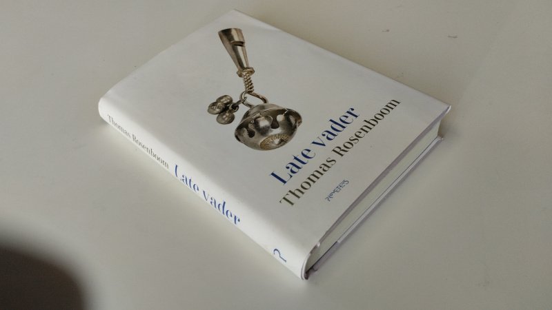 Tweedehands boek: Late vader van auteur Thomas Rosenboom - Nederlandstalige hardcover met stofomslag. Stofomslag lichte gebruikssporen, boek zelf netjes en onbeschreven. In goede staat.