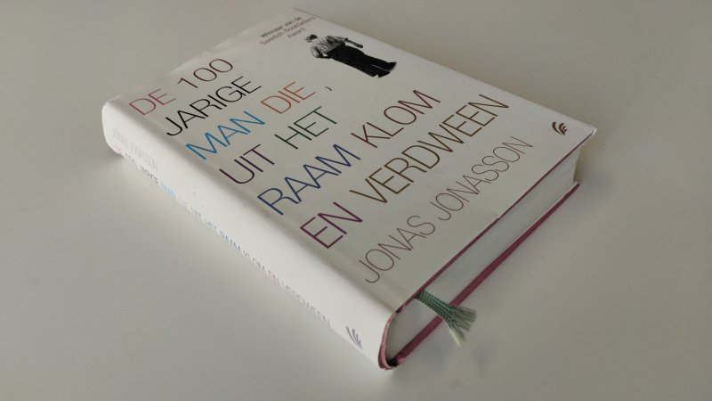 Tweedehands boek: De 100-jarige man die uit het raam klom en verdween van auteur Jonas Jonasson - Nederlandstalige hardcover met stofomslag en leeslint. Stofomslag lichte gebruikssporen, boek zelf netjes en onbeschreven. In zeer goede staat.