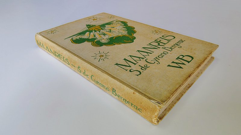 Tweedehands boek: Een maanreis of opstijging tot en bereizing van de maan van auteur Savinien de Cyrano de Bergerac - Hardcover linnen met vlekken. Lichte slijtage langs de randen rug. Binnenin roestvlekken, aantekening achterin. Zit nog stevig in de binding.