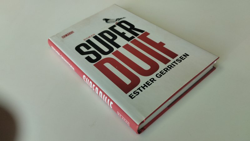Tweedehands boek: Superduif van auteur Esther Gerritsen - In zeer goede staat. Nederlandstalige hardcover met stofomslag. Stofomslag hele lichte gebruikssporen en iets verkleurd, boek zelf netjes en onbeschreven.