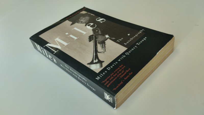 Tweedehands boek: Miles van auteur Miles Davis, Quincy Troupe - In redelijke staat. Engelstalige paperback. Kaft duidelijke gebruikssporen en lichte slijtage, leesvouw in rug, pagina’s verkleurd maar compleet en leesbaar.