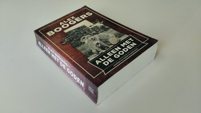 Tweedehands boek: Alleen met de goden van auteur Alex Boogers - In redelijke tot goede staat. Nederlandstalige paperback. Kaft lichte gebruikssporen en kleine kreuk, gekromde rug, pagina’s netjes en onbeschreven.