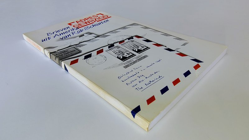 Tweedehands boek: Adres gewijzigd, Brieven uit Amerika van auteur Rob Schouten - Paperback met licht verkleurde kaft. lichte gebruikerssporen puntjes kaft. Binnenwerk onbeschreven en netjes.