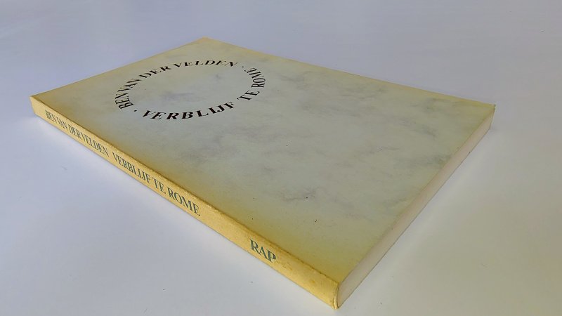 Tweedehands boek: Verblijf te Rome van auteur Ben van der Velden - Paperback met verkleurde rug. Lichte gebruikerssporen puntjes kaft. Binnenwerk onbeschreven en netjes.
