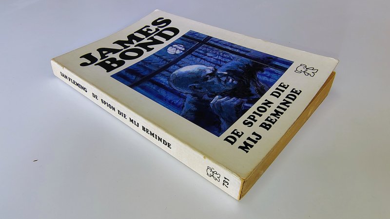 Tweedehands boek: De spion die mij beminde van auteur Ian Fleming - Pocket met omslag van Dick Bruna. Rechte rug zonder leesvouwen. Gebruikerssporen randen kaft en rug. Binnenwerk onbeschreven en netjes.