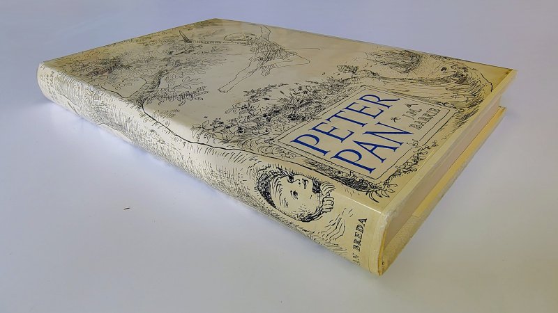 Tweedehands boek: Peter Pan van auteur J.M. Barrie en illustraties van Aart van Breda - Hardcover met stofomslag. Linnen omslag met goudopdruk als nieuw. Het boek is beschermd met een extra doorzichtige omslag. Binnenwerk onbeschreven en netjes. Geen roestvlekken.