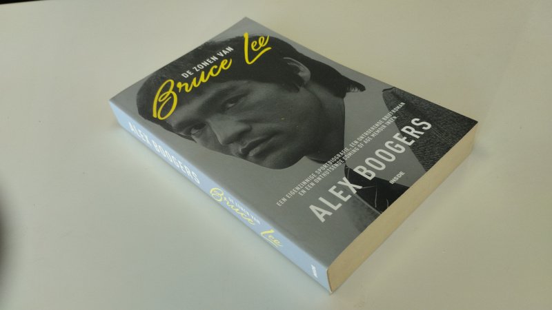 Tweedehands boek: De zonen van Bruce Lee van auteur Alexander Boogers - In zeer goede staat. Nederlandstalige paperback. Kaft lichte gebruikssporen en lichte verkleuring, pagina’s netjes en onbeschreven.