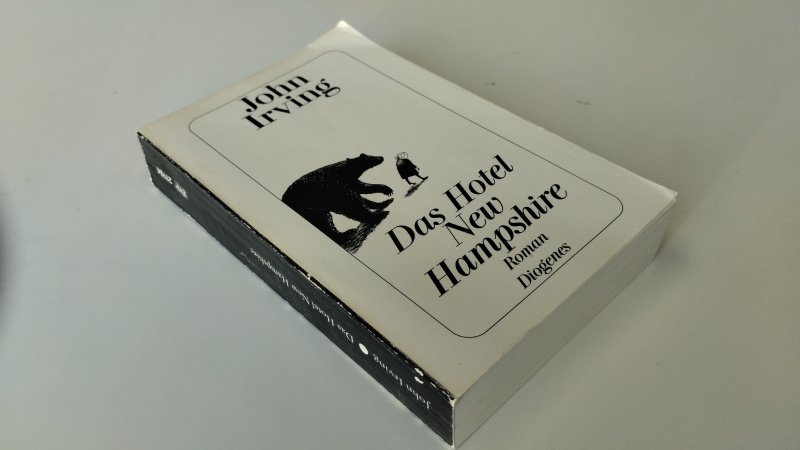 Tweedehands boek: Das Hotel New Hampshire van auteur John Irving - In goede staat. Duitstalige paperback. Kaft duidelijke gebruikssporen en slijtage aan randen en rug, pagina’s netjes en onbeschreven.