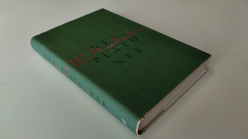 Tweedehands boek: Nee, Plato, nee van auteur W. H. Auden - In zeer goede staat. Nederlandstalige en Engelstalige hardcover met stofomslag. Stofomslag lichte slijtage aan randen/hoeken (onderzijde rug), boekblok netjes en onbeschreven.