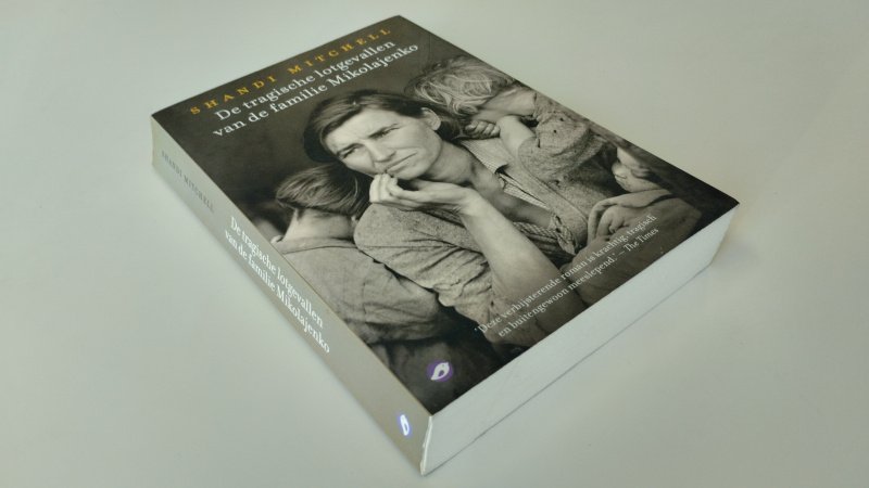 Tweedehands boek: De tragische lotgevallen van de familie Mikolajenko van auteur Shandi Mitchell - In goede staat. Nederlandstalige paperback. Lichte gebruikssporen aan randen/hoeken, kromme rug, verder netjes en onbeschreven.