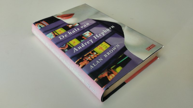 Tweedehands boek: De hals van Audrey Hepburn van auteur Alan Brown - In goede staat. Nederlandstalige hardcover met stofomslag. Lichte gebruikssporen aan randen/hoeken van de stofomslag, rug is verkleurd, boekblok netjes en onbeschreven, pagina's verkleurd.