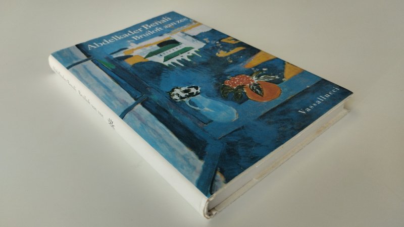Tweedehands boek: Bruiloft aan zee van auteur Abdelkader Benali - In goede staat. Nederlandstalige hardcover met stofomslag. Lichte gebruikssporen aan randen/hoeken van de stofomslag, boekblok netjes en onbeschreven.