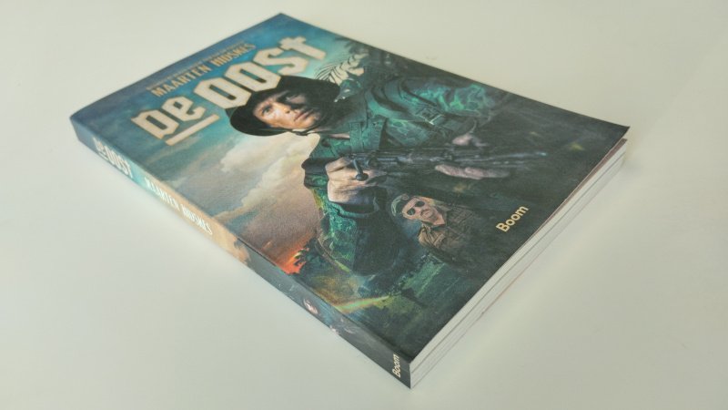 Tweedehands boek: De Oost. Historische roman naar de film van Jim Taihuttu van auteur Maarten Hidskes - In zeer goede staat. Nederlandstalige paperback. Lichte gebruikssporen aan randen/hoeken, verder netjes en onbeschreven.