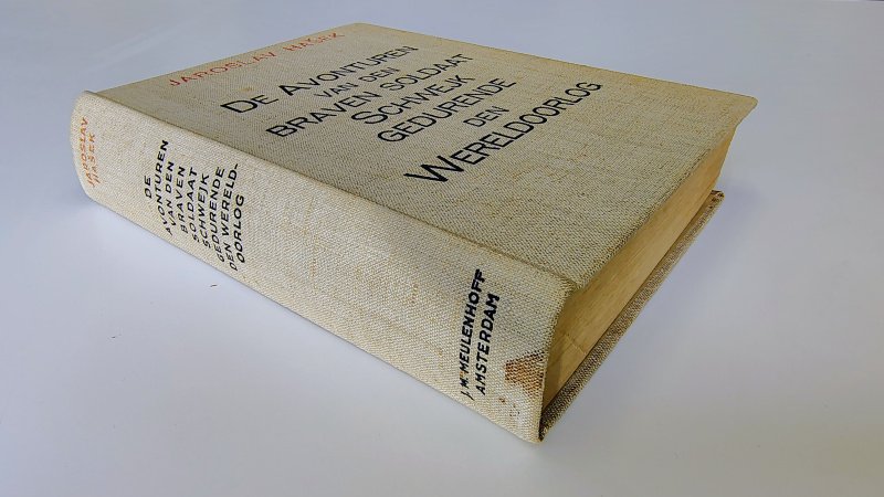 Tweedehands boek: De avonturen van den Braven Soldaat Schwejk gedurende den Wereldoorlog I van auteur Jaroslav Hasek - Hardcover gebonden linnen, vlek op de rug en lichte kleine vlekjes op de kaft. Kleine inktvlek blz 17, tekst nog goed te lezen. Onbeschreven.