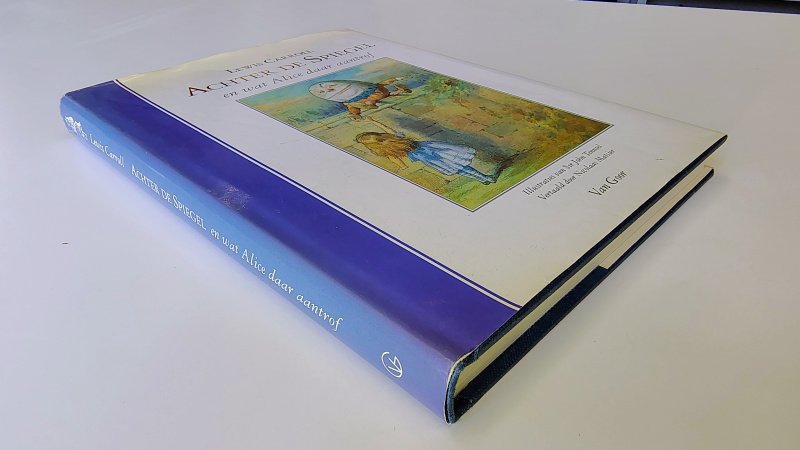 Tweedehands boek: Achter de spiegel en wat Alice daar aantrof van auteur Lewis Carroll - Hardcover met stofomslag. Omslag aan bovenzijde verkleurd. Witte bladzijdes aan de randen licht verkleurd. Onbeschreven, prachtige kleuren illustraties.