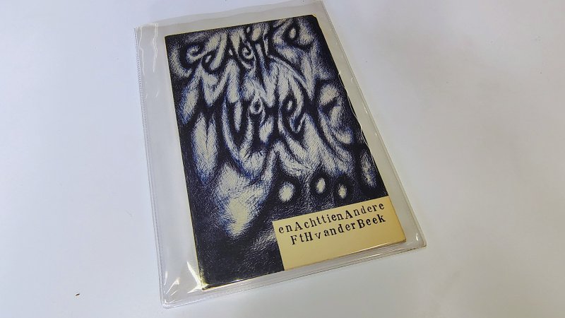 Tweedehands boek: Geachte Muizenpoot en achttien andere gedichten van auteur F. ten Harmsen van Beek - Literaire Reuzenpocket 149 met lichte slijtage langs de randen en lichte verkleuring kaft en rug. Schutblad een kleine pennestreep 1cm, verder onbeschreven en netjes.