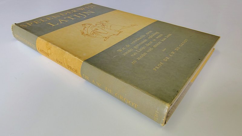 Tweedehands boek: Spelenderwijs Latijn van auteur Prof. Dr. A.W. de Groot - Hardcover met stofomslag. Omslag verkleurd en slijtage langs de randen. Schutbladen verkleurd, verder onbeschreven en netjes. Goed in de band.