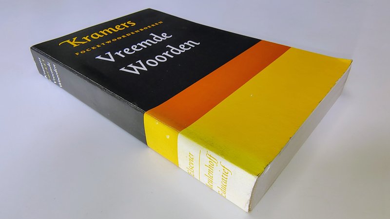 Tweedehands boek: Vreemde woorden van auteur Samengesteld door de lexicografische staf van Kramers Woordenboeken - Pocket met rechte rug zonder leesvouwen. Lichte slijtage randen kaft en rug. Binnenwerk onbeschreven en netjes.