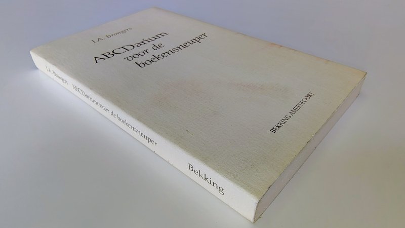 Tweedehands boek: Abecedarium voor de boekensneuper van auteur Johannes Ayolt Brongers - Paperback met flappen. Kaft is wat vlekkerig, binnenwerk onbeschreven en netjes.