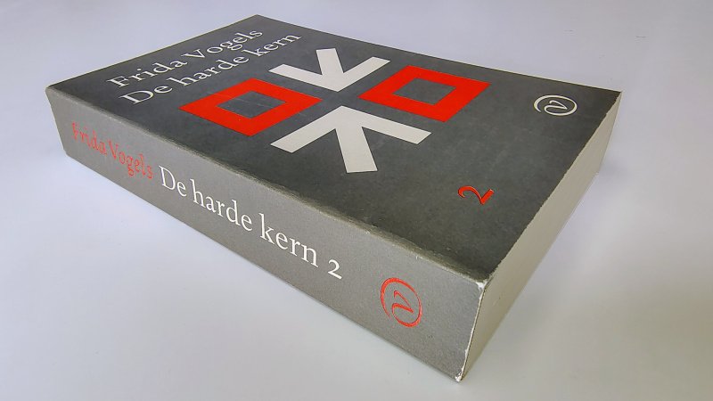Tweedehands boek: De harde kern 2. Met zijn drieën van auteur Frida Vogels - Paperback met rechte rug zonder leesvouwen. Lichte gebruikerssporen randen kaft. Binnenwerk onbeschreven en netjes.