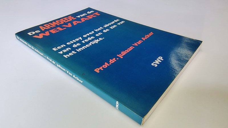 Tweedehands boek: De armoede van de welvaart van auteur Juliaan Van Acker - Paperback met rechte rug zonder leesvouwen. Verkleurd op en langs de rug. Blz 7, 2 lijnen groen gearceerd. Hier en daar potlood streepjes in de kantlijn.