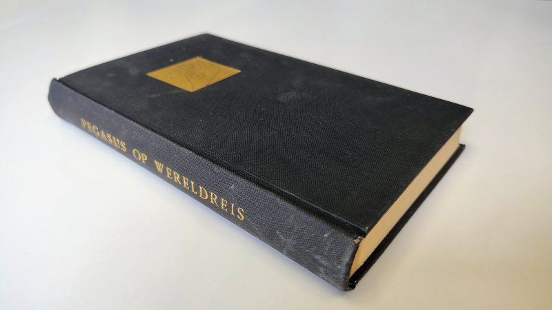 Tweedehands boek: Pegasus op wereldreis van auteur samengesteld door Dick Voerman en W.A. Braasem - Hardcover linnen met goudopdruk, gaatje en lichte slijtage linnen bovenkant rug. Binnenwerk misschien verdwaalde uit-gumbaar potloodstreepje.
