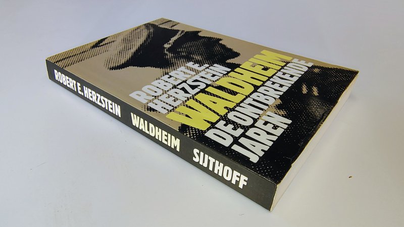 Tweedehands boek: Waldheim, de ontbrekende jaren van auteur Robert Herzstein - Paperback met rechte rug zonder leesvouwen. Kaft en eerste 21 blz onderin in de punt een vouw/kreuk. Binnenwerk onbeschreven.