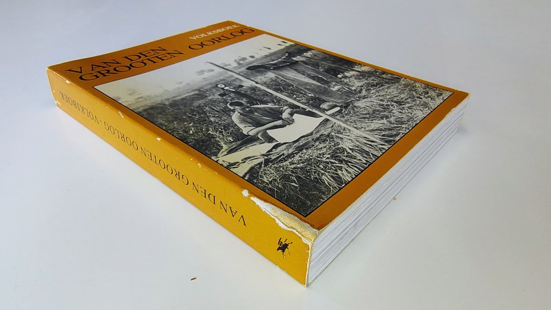 Tweedehands boek: Van den Grooten Oorlog van auteur samengesteld door de Elfnovembergroep - Paperback met rechte rug zonder leesvouwen. Duidelijke slijtage randen rug en lichte slijtage randen kaft. Bladzijdes lichte verkleuring, verder onbeschreven en netjes.