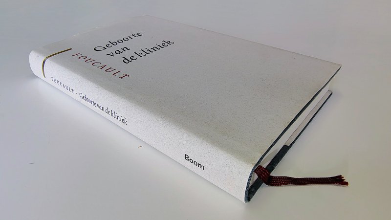 Tweedehands boek: Geboorte van de kliniek van auteur Michel Foucault - Hardcover met stofomslag en leeslint. Lichte gebruikerssporen bovenrand omslag. Binnenwerk als nieuw!