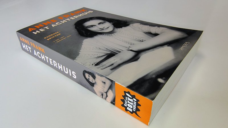 Tweedehands boek: Het Achterhuis van auteur Annelies Marie Frank - Paperback met rechte rug en zeer lichte leesvouw, verder geen gebruikerssporen. Binnenwerk onbeschreven en netjes.