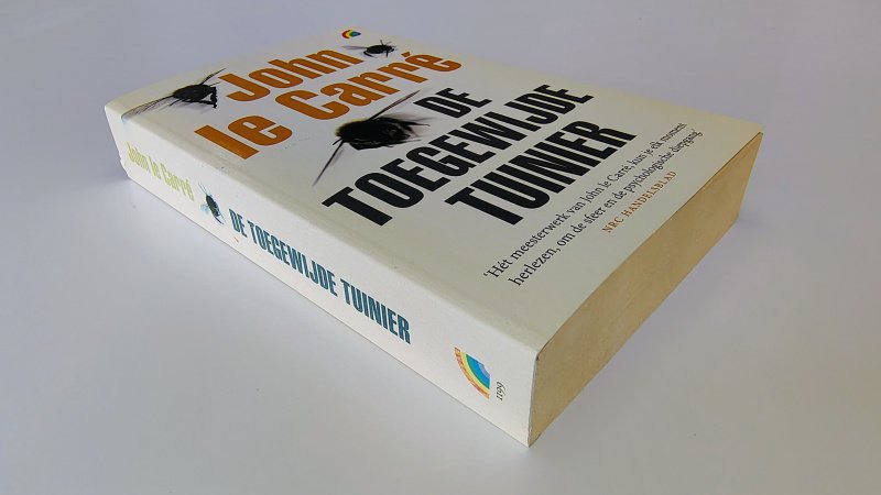 Tweedehands boek: De toegewijde tuinier van auteur John le Carré - Pocket met rechte rug zonder leesvouwen. Verkleurde kaft. Binnenwerk netjes en onbeschreven