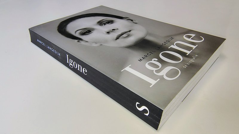 Tweedehands boek: Igone. De biografie van auteur Marcel Langedijk - Paperback met flappen met licht scheef ruggetje en lichte leesvouwen. Binnenwerk onbeschreven en netjes.
