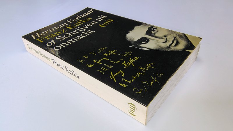 Tweedehands boek: Franz Kafka of schrijven uit onmacht van auteur Herman Verhaar - Paperback met rechte rug en lichte leesvouw. Lichte gebruikerssporen randen kaft. Binnenwerk onbeschreven en netjes.