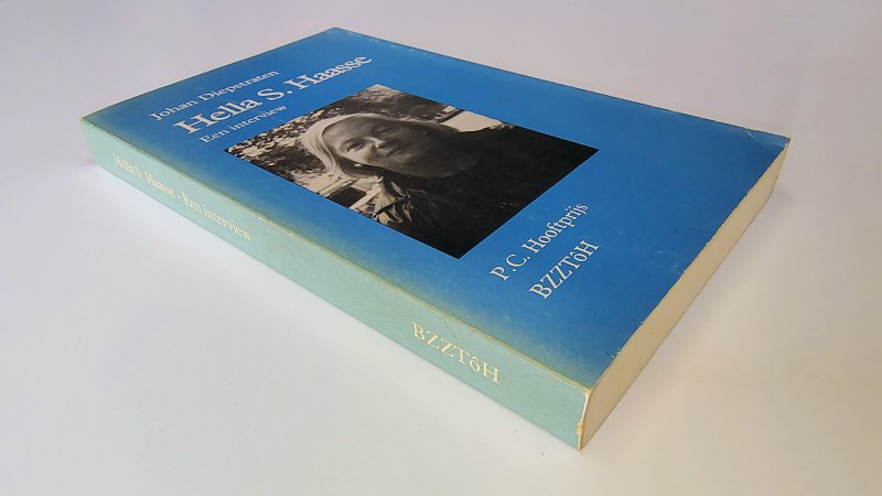 Tweedehands boek: Hella S. Haasse, een interview van auteur Johan Diepstraten, Hella S. Haasse - Paperback met flappen. Rug verkleurd en slijtage plekken op de kaft, voor en achter. Shutbladen verkleurd, verder onbeschreven en netjes.