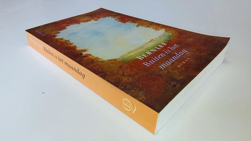 Tweedehands boek: Buiten is het maandag van auteur J. Bernlef - Paperback met rechte rug en lichte leesvouwen. Naamstempeltje voor en achterin, verder onbeschreven en netjes.