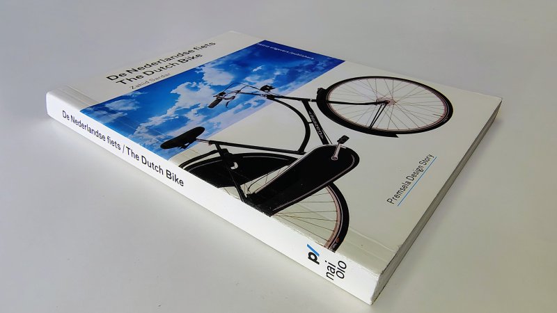 Tweedehands boek: De Nederlandse fiets | The Dutch Bike van auteur Zahid Sardar - Tweetalige paperback met rechte rug zonder leesvouwen. Minimale gebruikerssporen puntjes kaft. Lichte verkleuring witte bladzijdes, verder onbeschreven en netjes.