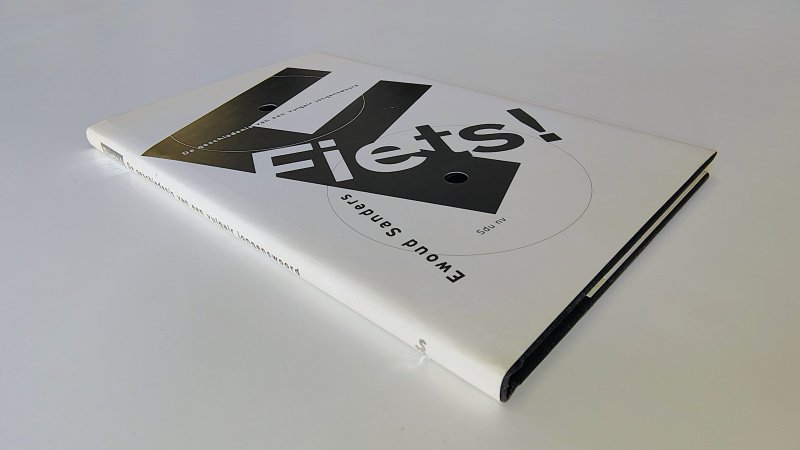 Tweedehands boek: Fiets! De geschiedenis van een vulgair jongenswoord van auteur Ewoud Sanders - Hardcover met stofomslag. Omslag licht verkleurd geen gebruikerssporen. Binnenwerk onbeschreven en netjes.