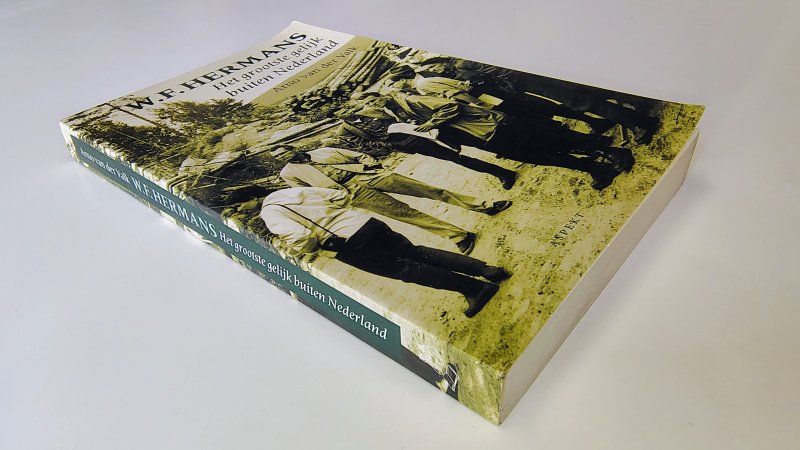 Tweedehands boek: W.F. Hermans, het grootste gelijk buiten Nederland van auteur Arno van der Valk - Paperback met rechte rug en lichte leesvouw. Lichte gebruikerssporen puntjes kaft. Binnenwerk onbeschreven en netjes.