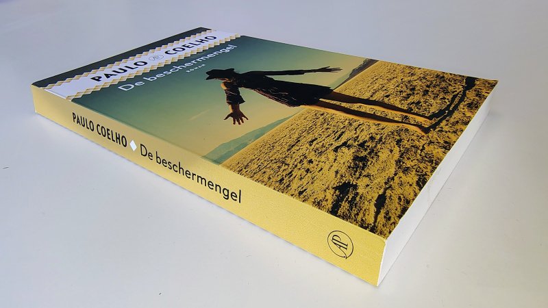 Tweedehands boek: De beschermengel van auteur Paulo Coelho - Paperback met rechte rug en lichte leesovuwen. Lichte gebruikerssporen randen kaft, binnenwerk onbeschreven en netjes.