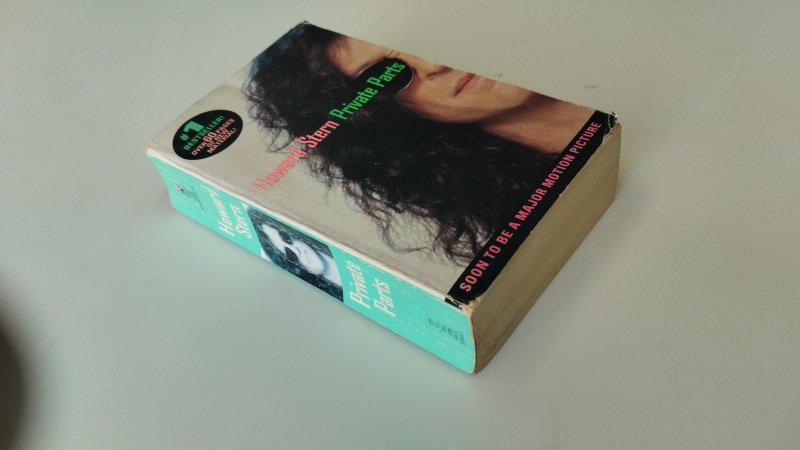 Tweedehands boek: Private Parts van auteur Howard Stern - In redelijke staat. Engelstalige paperback. Kaft met duidelijke gebruikssporen en lichte beschadigingen aan de hoeken, rug verkleurd en gekromd. Pagina’s vergeeld maar compleet en leesbaar.