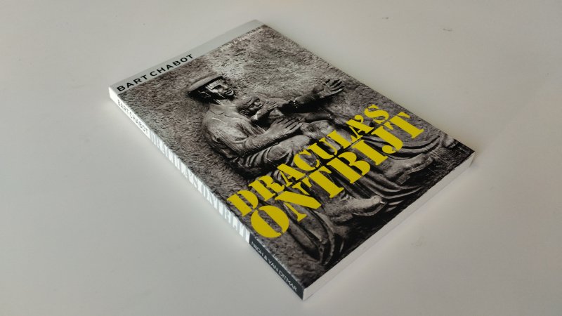 Tweedehands boek: Dracula's ontbijt van auteur Bart Chabot - In goede staat. Nederlandstalige paperback. Kaft licht gebruikssporen, hoeken licht gestoten. Pagina’s netjes en onbeschreven.