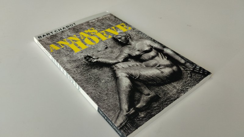 Tweedehands boek: Anna's hoeve van auteur Bart Chabot - In goede staat. Nederlandstalige paperback. Lichte gebruikssporen aan de kaft, pagina’s netjes en onbeschreven.